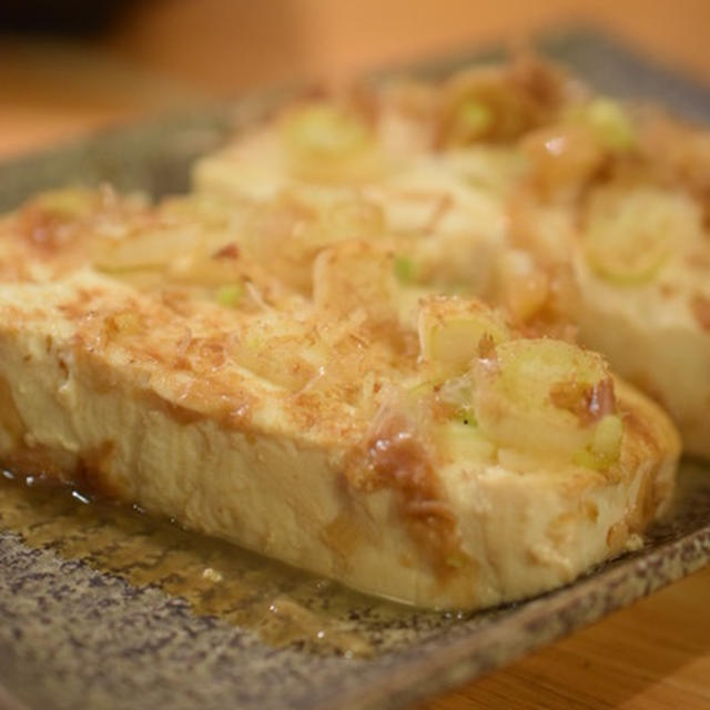 まだ温かい豆腐食べたい季節。焼いて醤油かけて香ばしい豆腐ステーキ｜琵琶の葉の活用方法