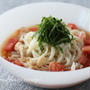 トマトと玉ネギの冷やしササミうどん