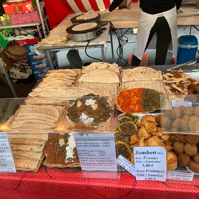 パリのマルシェのレバノン料理屋台