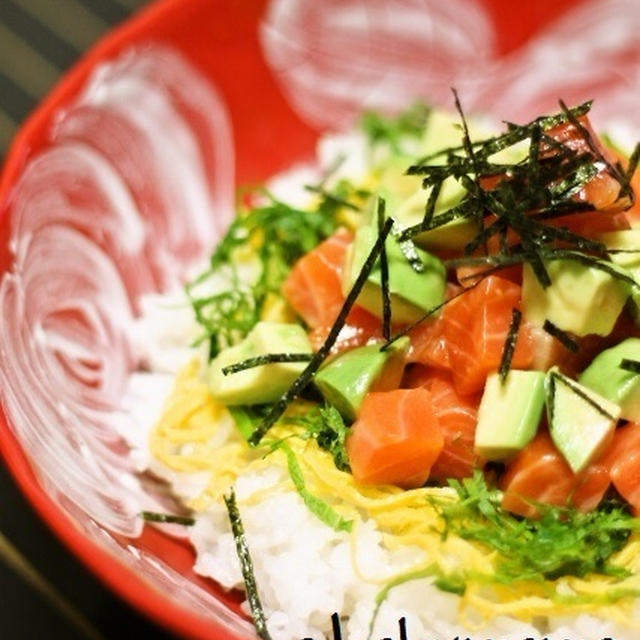 春色！チリマヨサーモンアボカド丼 / 新玉ネギのミートソースステーキ