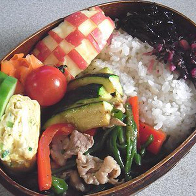 チンジャオロース弁当。食べすぎたうどん定食