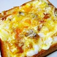 温泉卵とお漬物の和風トースト
