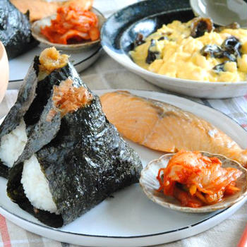 週末のブランチ☆おむすびプレート+ふんわり卵キクラゲ炒め
