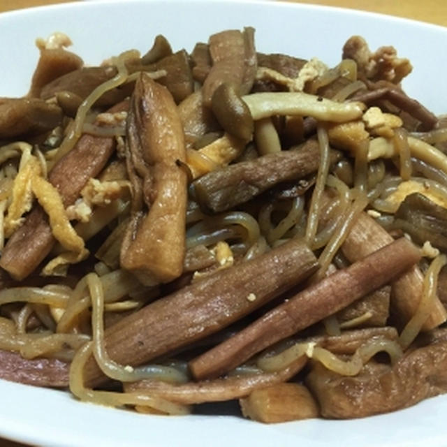 芋がらを炒めて＆ランチの冷凍うどん＆庭の杏の花♪