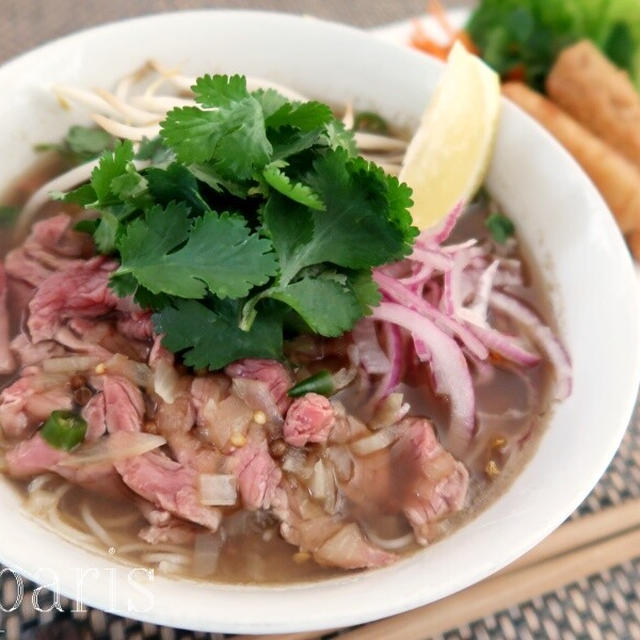 ローストチキンの鶏ガラでとったスープで簡単ベトナム料理