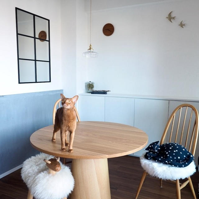 IKEAの貼る鏡『LOTS』で、ダイニングの壁に窓枠風の飾りを作ってみた