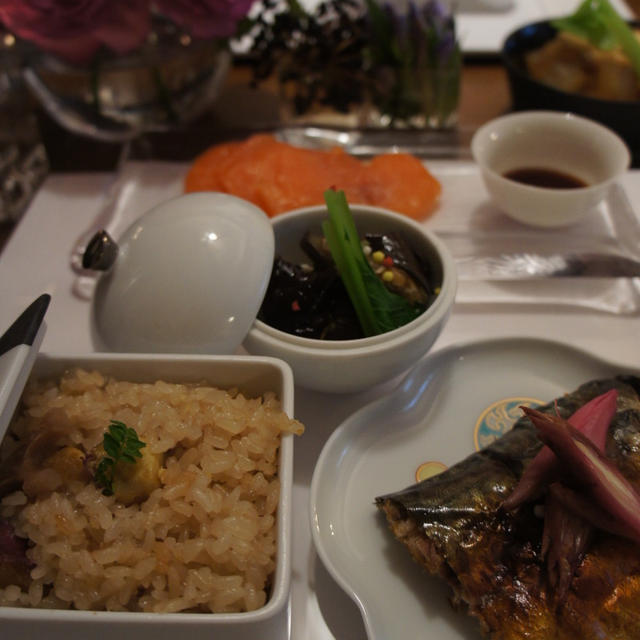 白い敷き盆＆スガハラグラス。和食ご飯とデザート♪