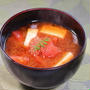 【トマトと豆腐の赤味噌スープ】赤味噌の深いコクとトマトの酸味がベストマッチ！トマトと豆腐の赤味噌スープレシピ【127kcal】