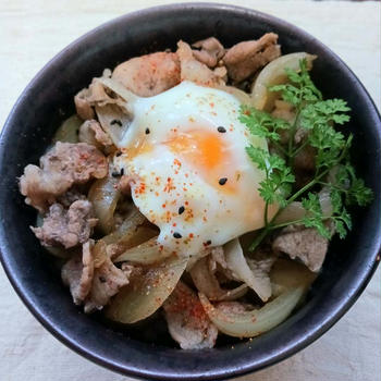 料理研究家達顔負けの赤ワイン牛丼　