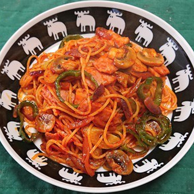 ベーコンと野菜のハリッサ風味スパゲッティ