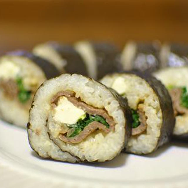 牛肉と菜の花、クリームチーズの寿司ロール　わさびソース味