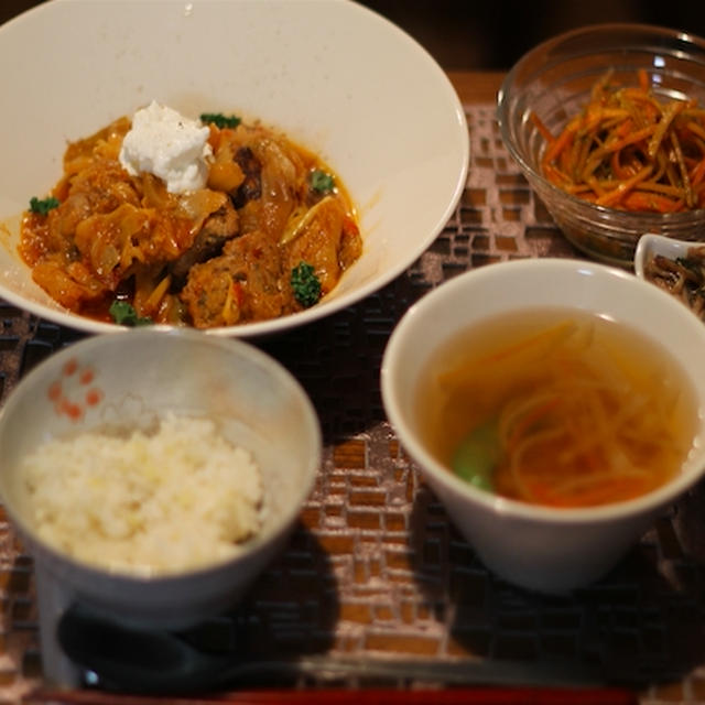 ミートボールとキャベツの煮込み　水切りヨーグルト添え