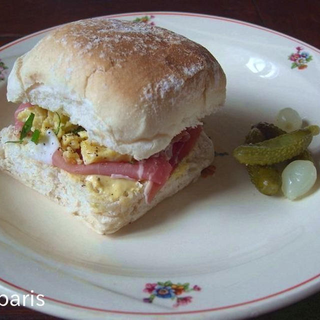 マークス＆スペンサーのパンでスクランブルエッグと生ハムのサンドイッチ