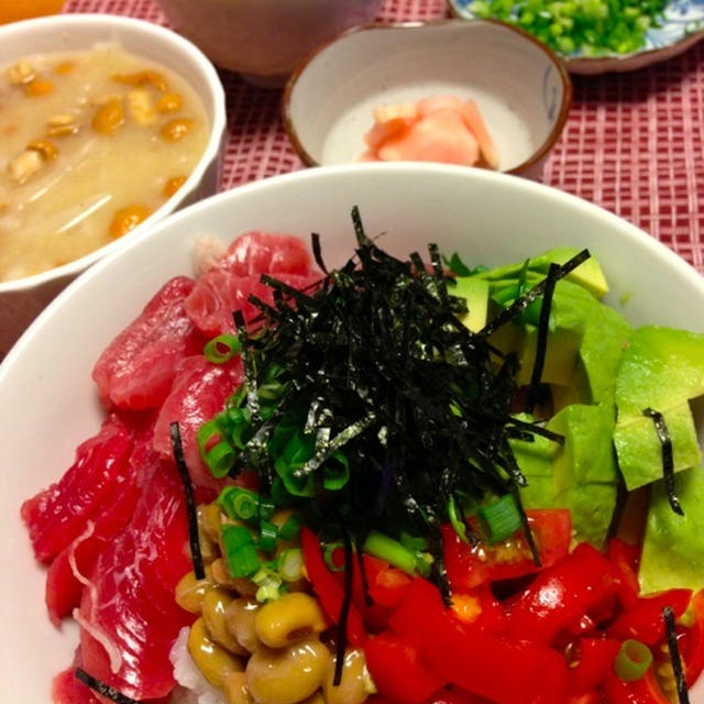 マグロ・枝豆納豆・アボカド・ミニトマト丼