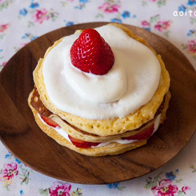 ヨーグルトクリームのイチゴショート風ホットケーキ