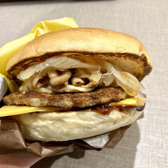 ロッテリアの「フィリーチーズステーキバーガー」は個人的にとってもおいしいとちょっと残念が混ざった味でした