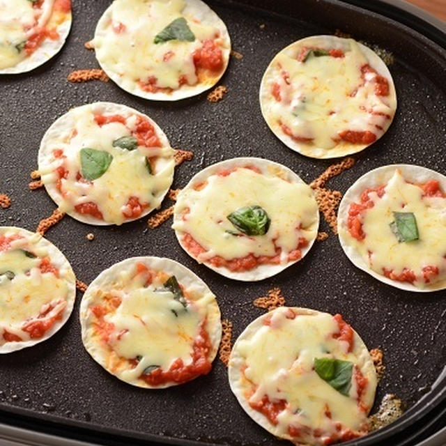 餃子の皮でマルゲリータ風ピザ　簡単ホットプレートレシピ