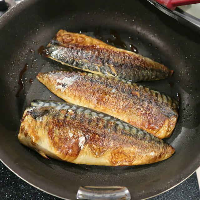 朝ごはんです！！サバサンドVS蒲焼きサンド。