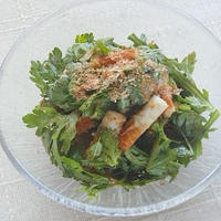 サッと和えるだけ〜で簡単＆美味しい！春菊と竹輪のおかかサラダ。