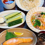 簡単なのにごちそう♪娘と一緒に晩ごはん♡冷やしうどん＆さっぱり副菜、生ハムマリネと絶品焼き鮭！