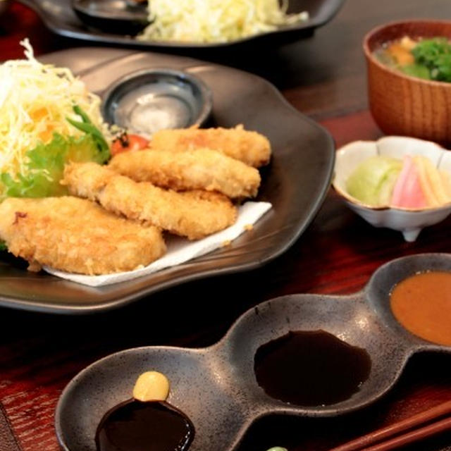 週末のお楽しみ昼定は、ソース色々で楽しむ豚ヒレ定食。