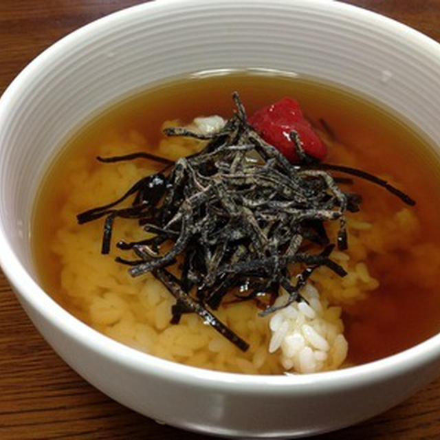 これも夏の定番？「塩昆布と梅の冷やし茶漬け」