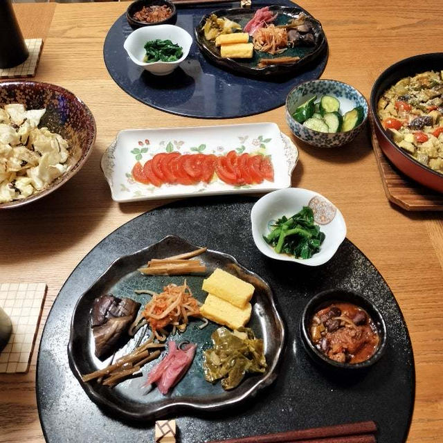 夏野菜パエリア、塩昆布きゃべつ、小鉢9品で晩酌