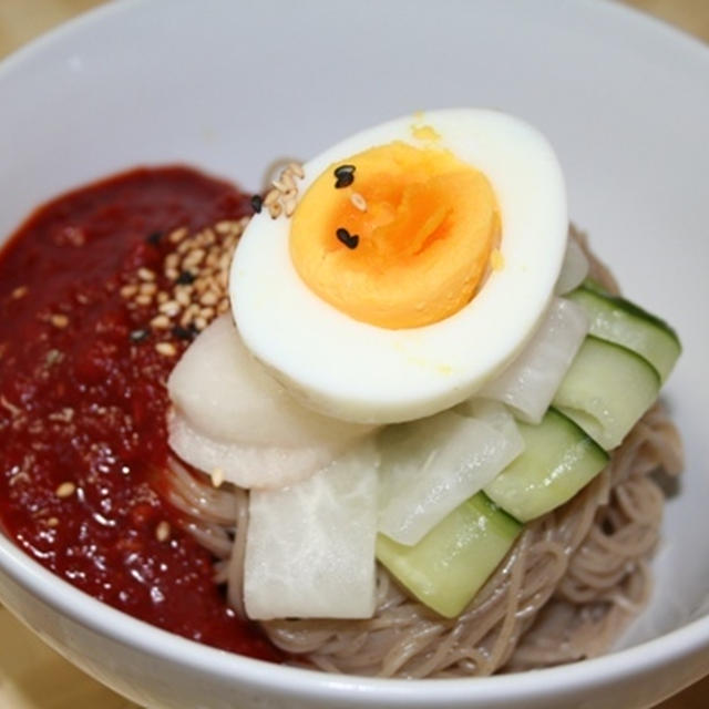 濃縮な味付けビビンネンミョン（비빔냉면)－－お店に負けないうまさのビビン冷麺。