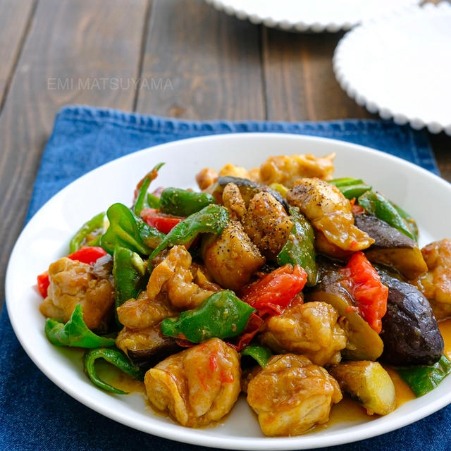 鶏肉と夏野菜のスパイシーカレー炒め