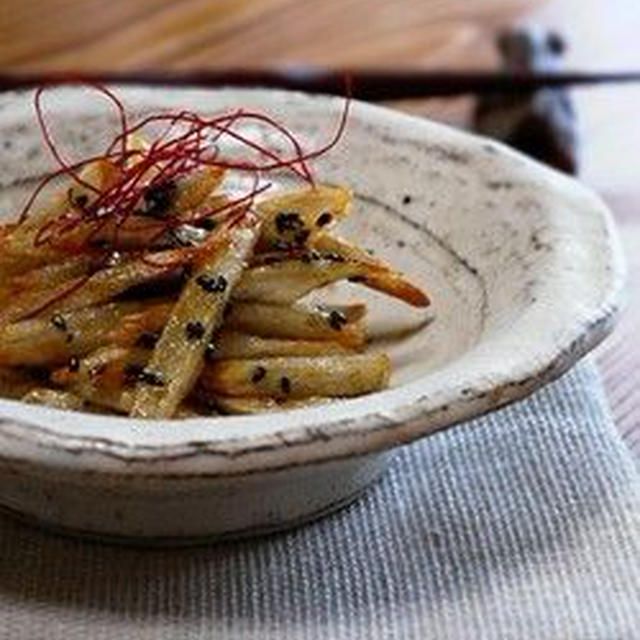 ◇新弁当箱で鮭ほぐし飯と、みつばちハッチ。