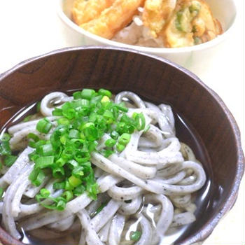 黒ごまうどんとミニかき揚げ丼