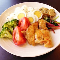クミンライスとパリパリ皮のチキンプレート