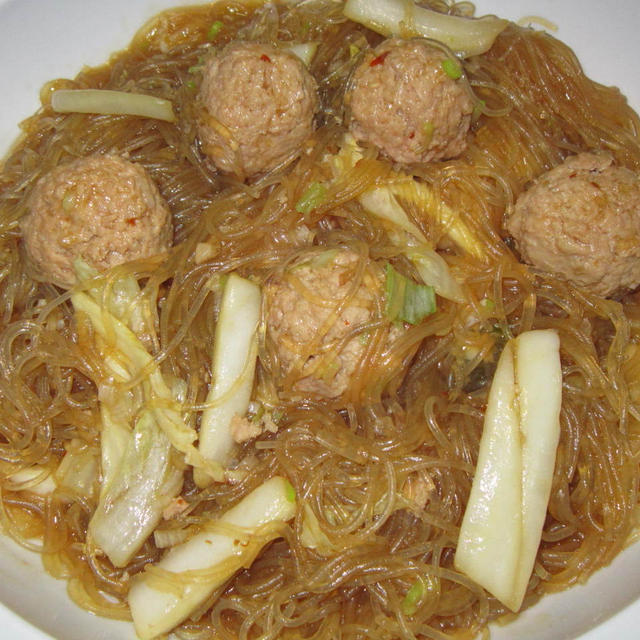 肉団子と春雨と白菜の漬物の炒め煮