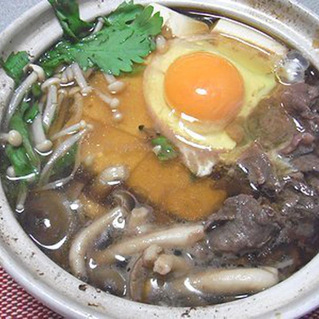 きのこたっぷり肉豆腐。幸せそうに眠るあんこ