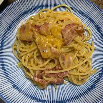 カルボナーラと鶏肉の香草パン粉焼き