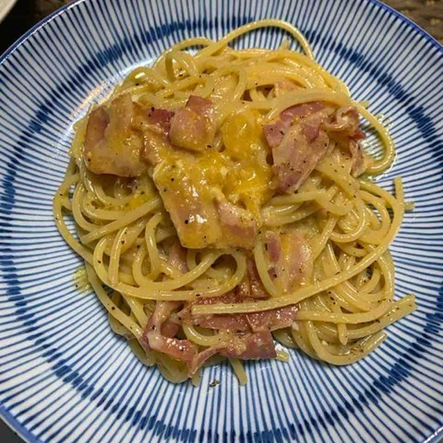 カルボナーラと鶏肉の香草パン粉焼き