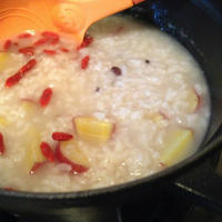 お米を炒めて作る 「さつま芋のお粥」。