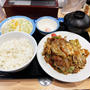 回鍋肉定食半熟玉子・選べる小鉢付きと生野菜を食べる 〜松屋〜