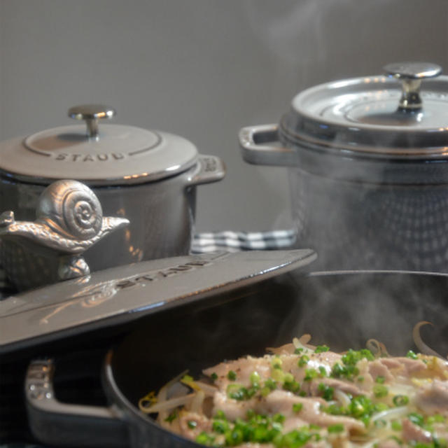ストウブブレイザーで「豚バラ肉ともやしの蒸し焼き」