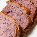 紫芋のパウダー入り米粉パン