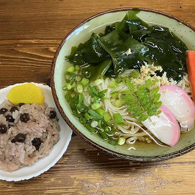 冷やかけそうめん。赤豆ご飯