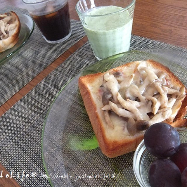 今朝の朝ごはん☆きのこピザパン