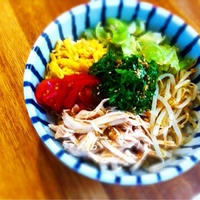 蒸し鶏と大葉の冷やし生ラーメン