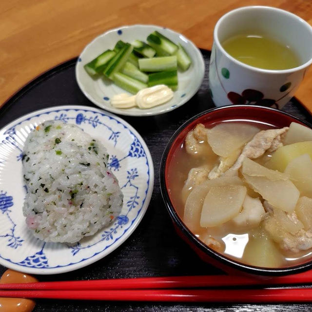 花むすびと豚汁ときゅうり