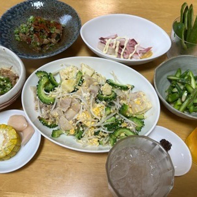 今シーズン初めてのゴーヤー