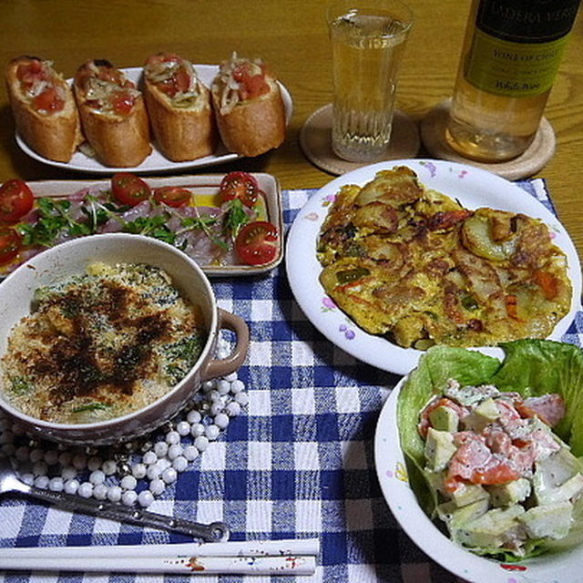 【夕食】チキンマカロニグラタン・スパニッシュオムレツ・アボカドとスモークサーモンのサラダ…