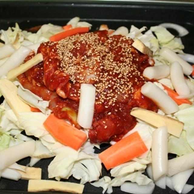 ダッガルビ(닭갈비)　－－　盛り沢山の野菜と鳥の鉄板焼き。