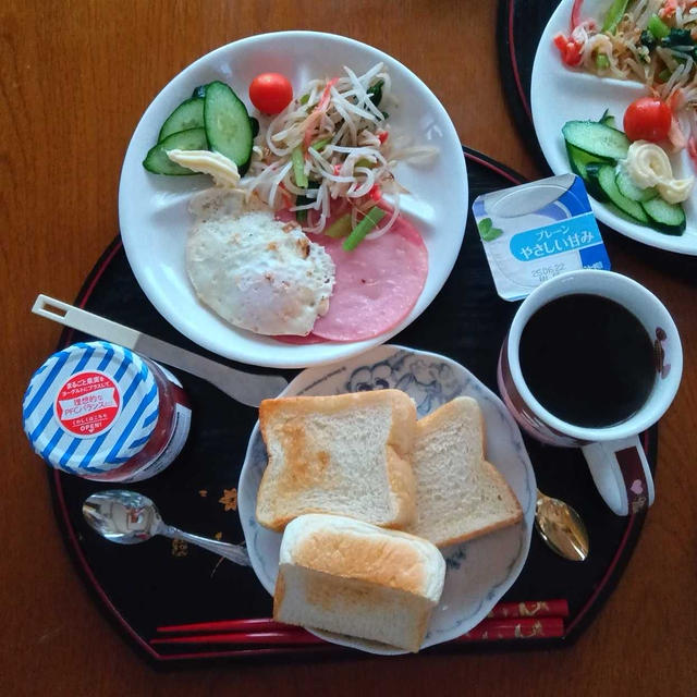 日曜日の朝ご飯は　ハムエッグとトースト