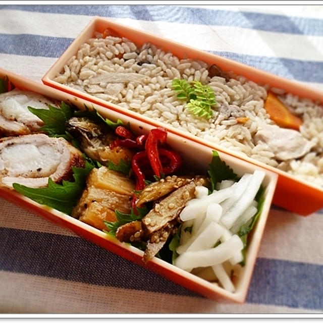 炊き込みご飯でお弁当。