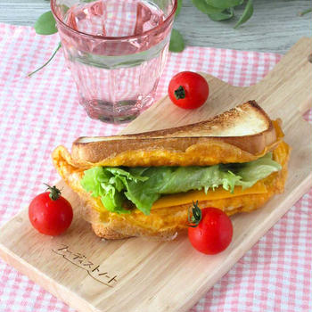 フライパン1つ。簡単にタンパク質も野菜も摂れる♪ベーコン卵レタスチーズホットサンドイッチ。